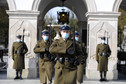 Żołnierze w maseczkach pełnią wartę honorową przy Grobie Nieznanego Żołnierza w Warszawie