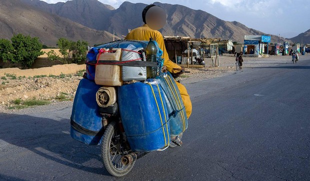 Švercujući gorivo kroz Beludžistan, Mazar putuje dok temperatura dostiže 50 stepeni i rizikuje da se njegovo vozilo zapali pa čak i eksplodira | Foto: BBC