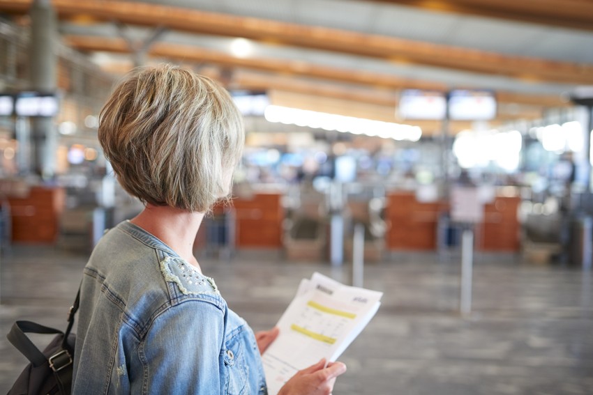 Žena na aerodromu ilustracija