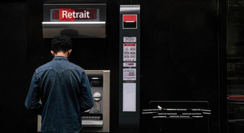 De simples ressortissants russes voient leurs virements bloqués par les banques en France