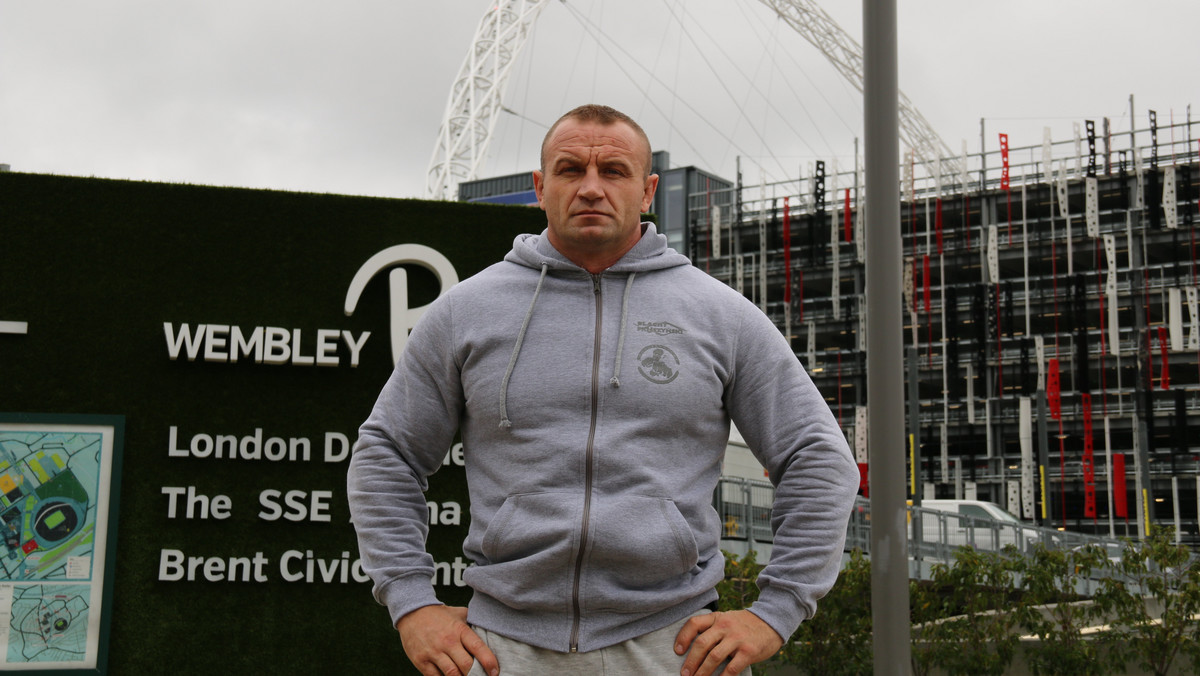 KSW 32 "Road to Wembley" już w sobotę, 31 października w Londynie. Historyczna gala największej polskiej federacji jest o krok i wojownicy, którzy będą walczyć na Wembley Arena, meldują się w stolicy Wielkiej Brytanii. Swoją arenę pojedynków odwiedzili już m.in. Mariusz Pudzianowski, Borys Mańkowski i James McSweeney. Wszyscy wydają się zrelaksowani i gotowi do sobotnich walk. Tak bohaterowie KSW 32 wyglądają przed galą i piątkową ceremonią ważenia (fot. KSW).