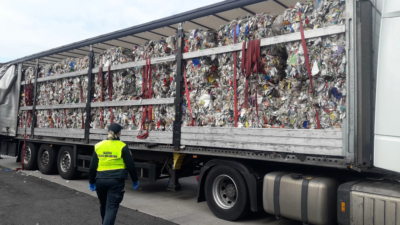 Nielegalny transport odpadów powstrzymany przez KAS na granicy z Niemcami