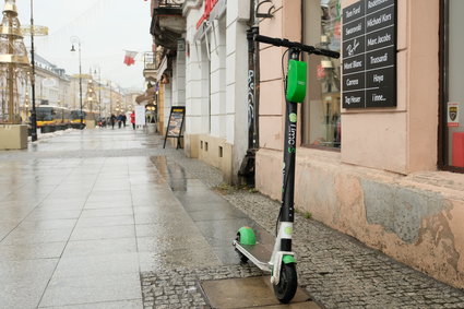 ZDM usuwa porzucone hulajnogi Lime z chodników. Firma nie może ich odebrać