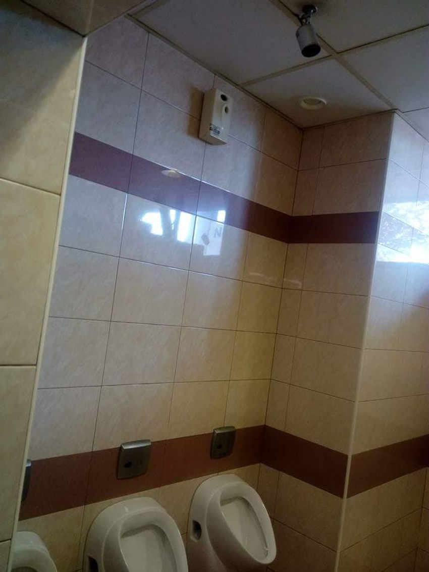 Kamera u muškom toaletu na BAS stanici