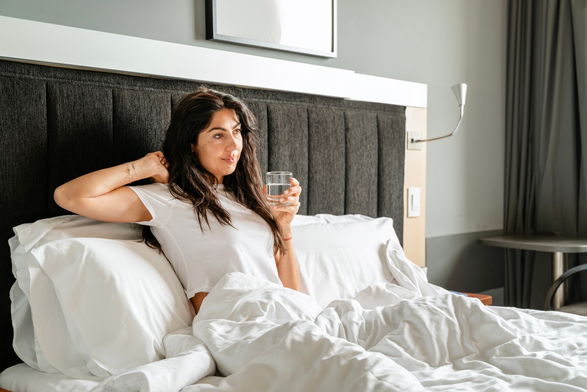 szklanka wody o poranku