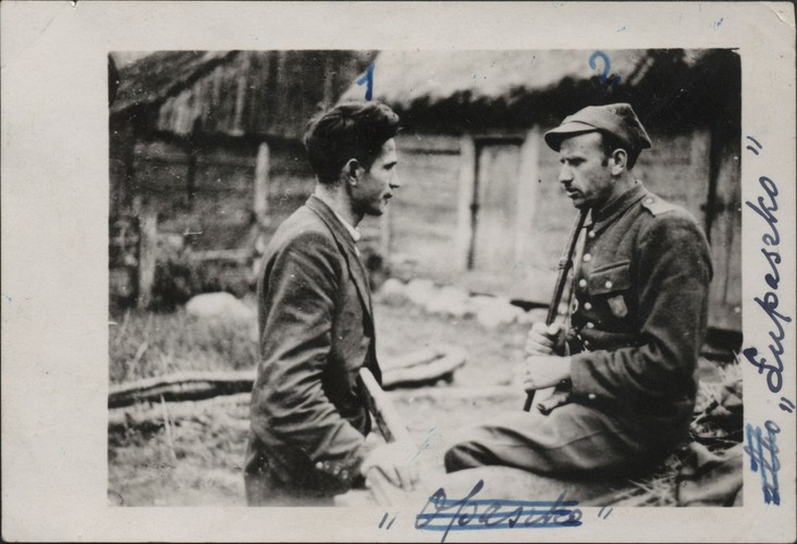 Żołnierze Wyklęci - zdjęcia w umundurowaniu polowym.