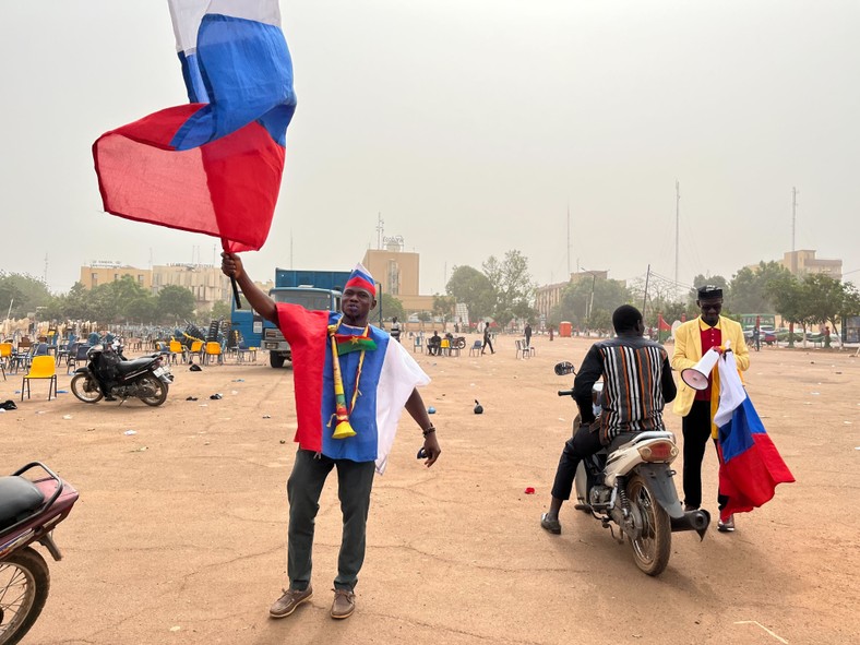 Ismael Sawadogo, 31-letni sprzedawca zabawek dla dzieci, który stał się wielkim fanem Rosji, bierze udział w prorosyjskim wiecu w Wagadugu, stolicy Burkina Faso, 27 marca 2022 r.