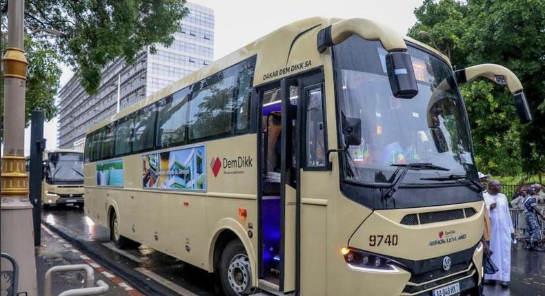 Bus Dakar Dem Dikk dans les rues de Dakar au Sénégal le 21 juillet 2021