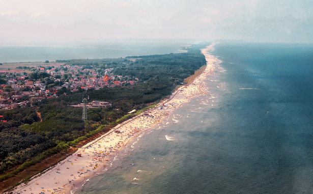 Nielegalne powiększanie plaży i niszczenie linii brzegowej na Półwyspie Helskim. NIK: Winne szkoły sportów wodnych i kampingi.