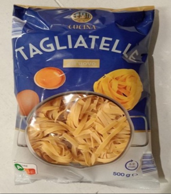 Opakowanie makaronu tagliatelle marki Cucina o wadze 500g w przezroczysto-beżowej folii z widocznymi gniazdami makaronu