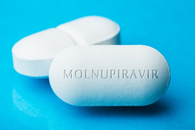 Molnupiravir: túl korán engedélyezték a covid elleni gyógyszert?