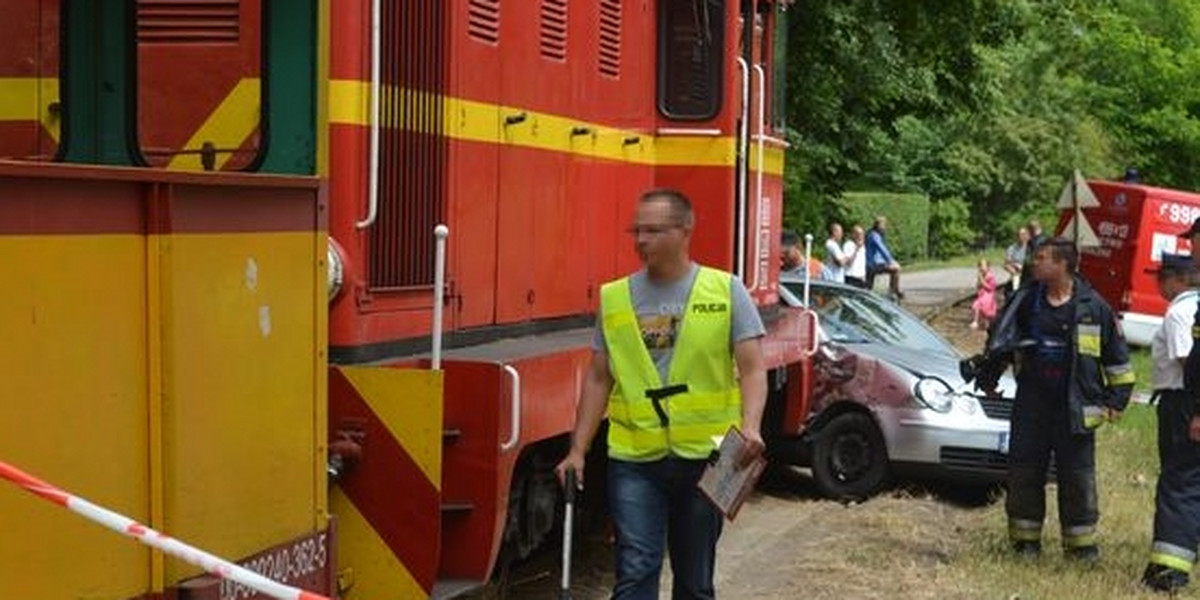 Groźny wypadek na przejeździe kolejowym w Stegnie