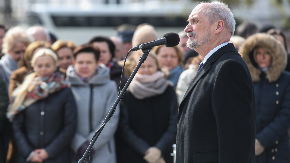 Na żołnierzy stołecznego garnizonu spada wielki obowiązek strzeżenia popiersia prezydenta Lecha Kaczyńskiego, który poległ w obronie Rzeczpospolitej - powiedział podczas obchodów święta Dowództwa Garnizonu Warszawa szef MON Antoni Macierewicz.