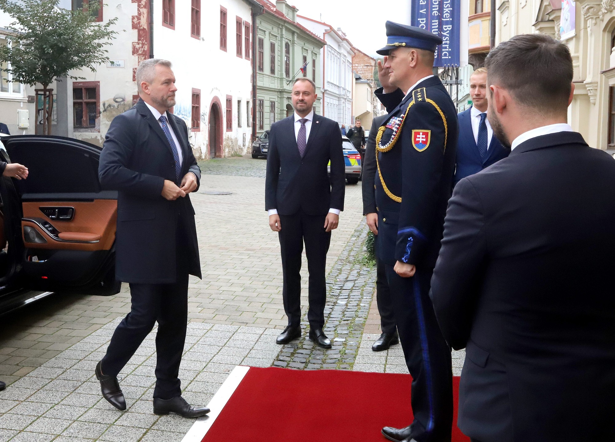 Peter Pellegrini pred Kanceláriou prezidenta Slovenskej republiky – pracovisko Banská Bystrica.