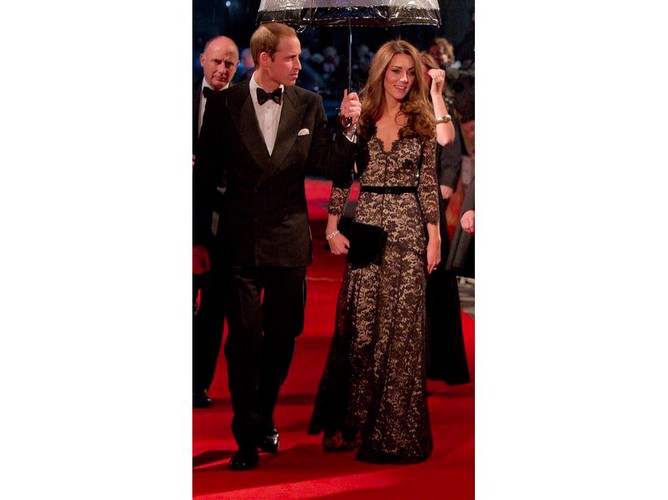 Olśniewającą suknię, projektu Alice Temperley, zdaniem niektórych cechowało uderzające podobieństwo do innej kreacji księżnej Catherine…