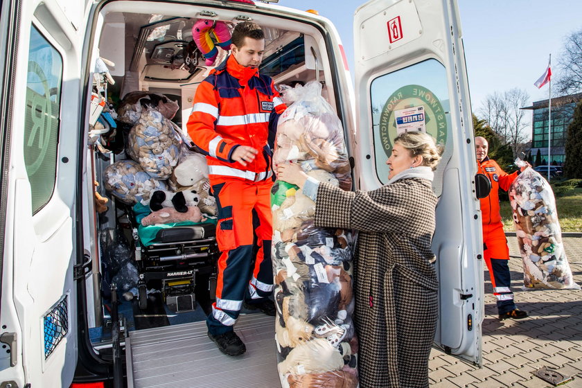 Ikea przekazała maskotki do krakowskich karetek