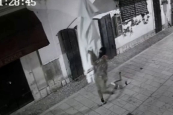 SNIMAK KRAĐE SUNCOBRANA IZ VINOTEKE Lopov bez blama ordinira sa fantomkom na glavi (VIDEO)