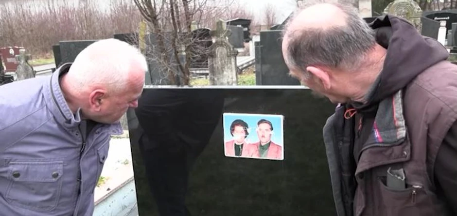 Oštećene slike pokojnika na seoskom groblju u Adranima