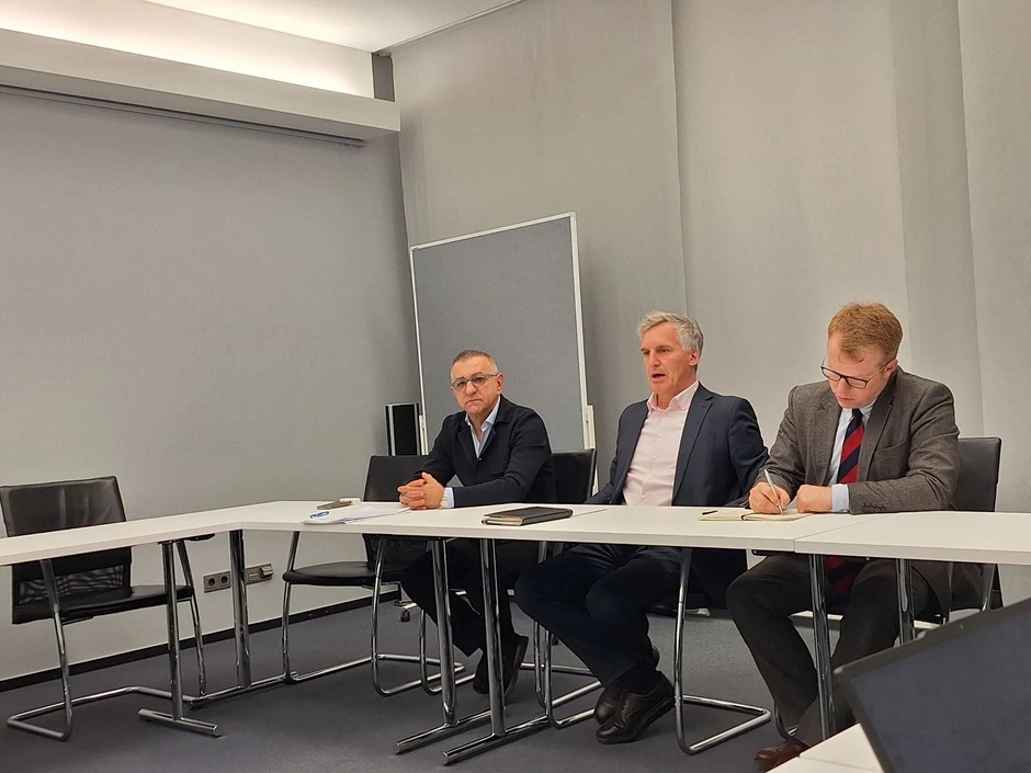 Jugoslav Mišković (levo), Jirgen Racinger (u sredini)