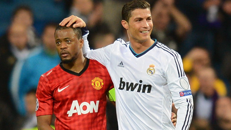 Patrice Evra z Manchesteru United oraz Cristiano Ronaldo z Realu Madryt podczas pierwszego meczu 1/8 finału Ligi Mistrzów w 2013 roku