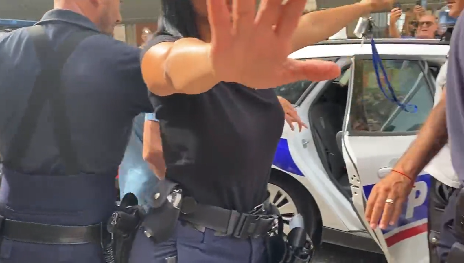 Video sexi policajtky obletelo celý svet.