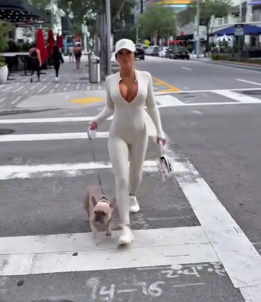 Stanija namešta dekolte, pa meša zadnjicom na pokretnim stepenicama: Ovakva prošetala gradom