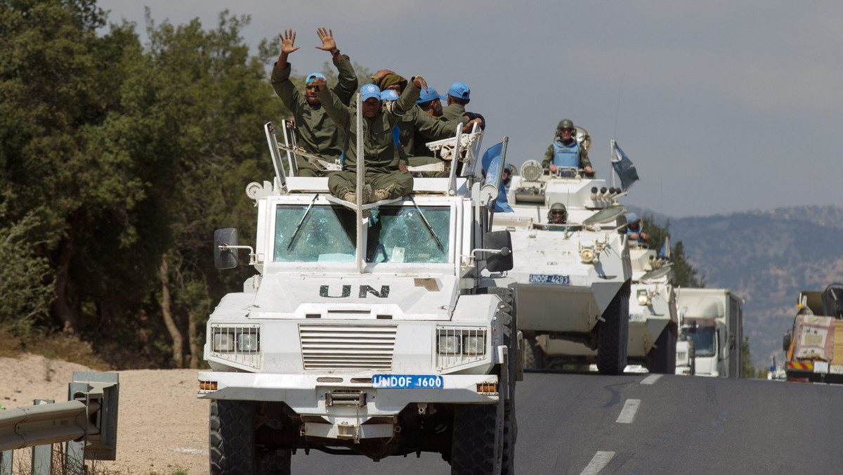 Żołnierze sił pokojowych ONZ na Wzgórzach Golan pomiędzy Izraelem a Syrią przenoszą się w inne miejsca z czterech posterunków i z obozu Camp Faouar po syryjskiej stronie granicy - poinformowały źródła dyplomatyczne.