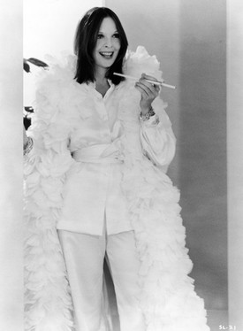 Szépségével és tehetségével hamar kitűnt színésztársai közül. (1973, a Hétalvó című filmben) 