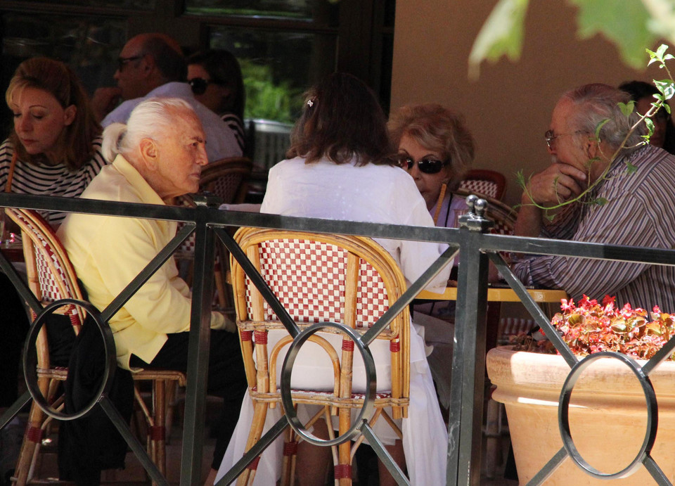 97-letni Kirk Douglas z żoną na lunchu