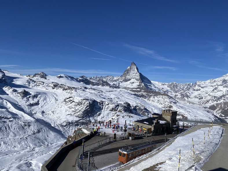 Widok na stację Gornergrat i Matterhorn