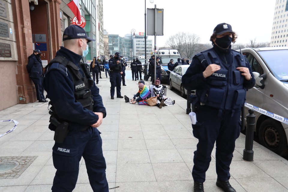 Protesty w kilku miejscach w Warszawie. Aktywiści przykuli się do ogrodzeń, rozwiesili wielki baner