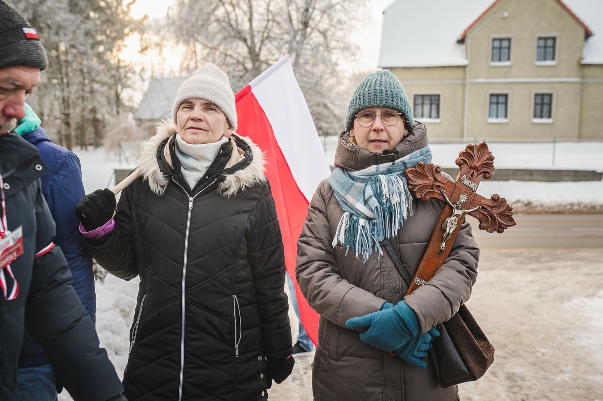 Pikieta w obronie krzyża przed szkoły w Kielnie