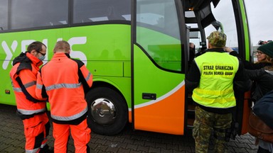 Kontrole na granicach w związku z koronawirusem. Ciężarówki stoją w wielokilometrowych korkach