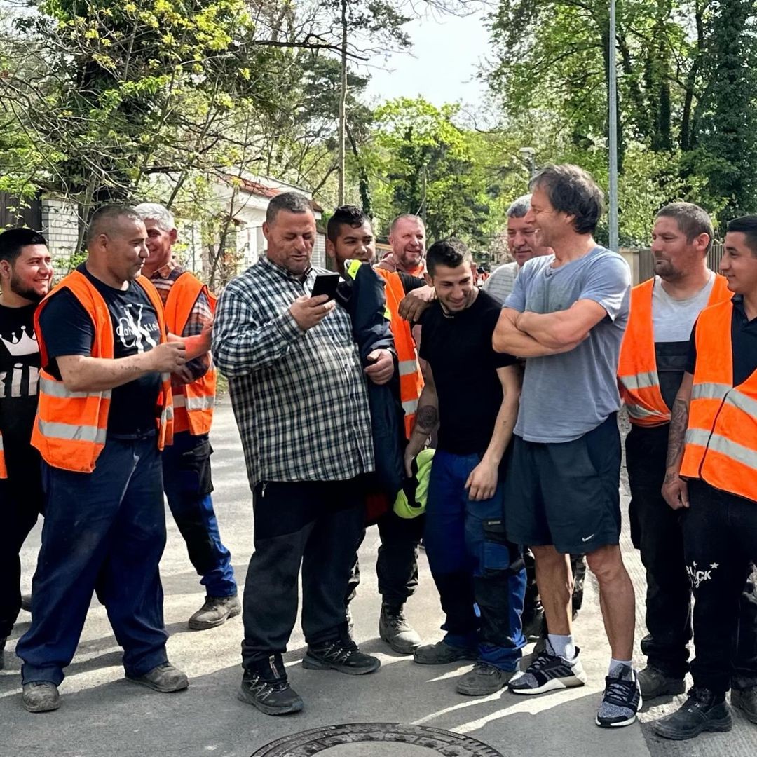 Spevák Pavol Habera potešil fotkou skupinu robotníkov zo Slovenska.