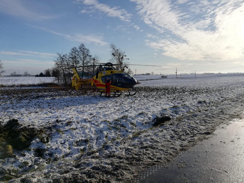 Śmigłowiec Lotniczego Pogotowia Ratunkowego na miejscu zdarzenia