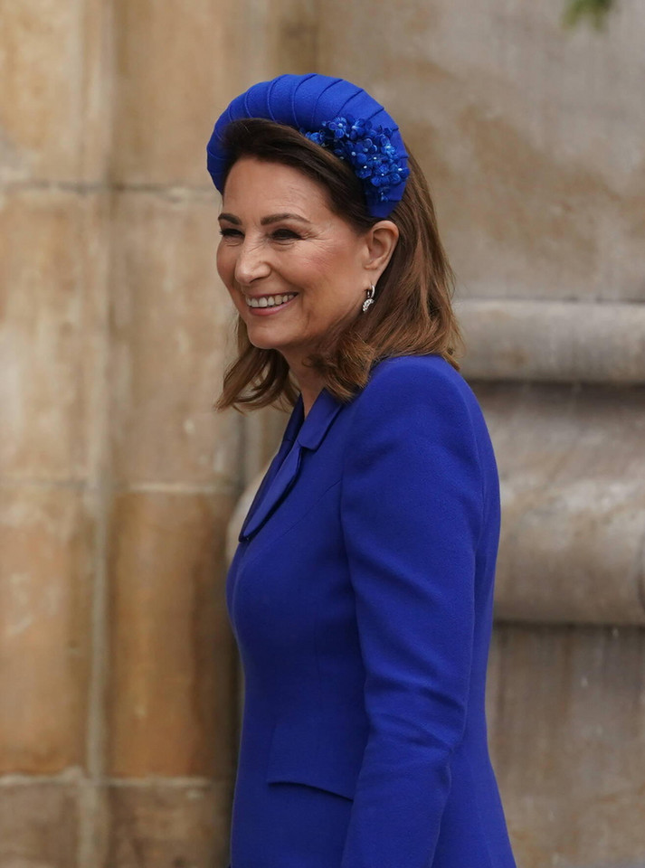 Carole Middleton, matka księżnej Kate, w chabrowej opasce