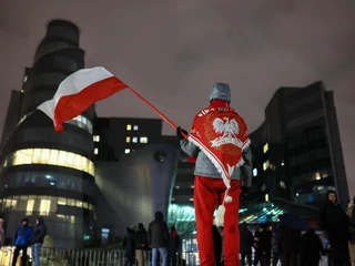 Protest zwolenników PiS pod siedzibą TVP