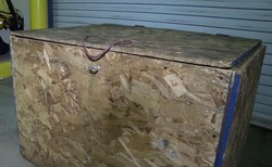 3-letnia dziewczynka zamknięta w drewnianej skrzyni. Zarzuty znęcania się dla opiekunów