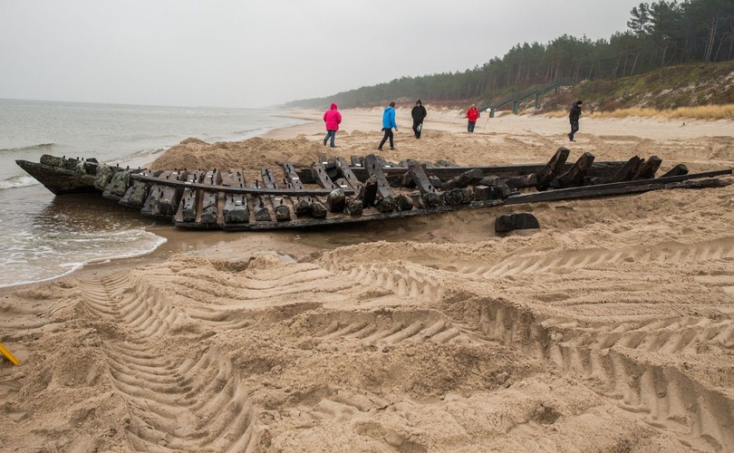 MIĘDZYWODZIE. WRAK XIX-WIECZNEGO STATKU WYCIĄGNIĘTY Z PLAŻY
