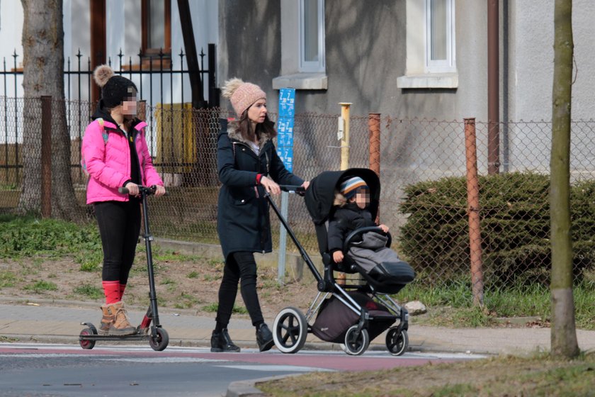 Marta Kaczyńska z córką i synkiem na spacerze