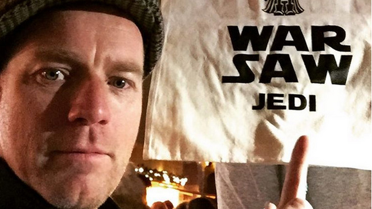 Ewan McGregor odbył niezapowiedzianą wizytę w Warszawie. Aktor fotografował się m.in. na Placu Zamkowym. Swoją wizytę relacjonował na Instagramie.