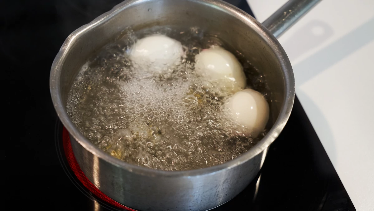 Jak gotować jajka, by nie pękały? Sprawdzony trik 