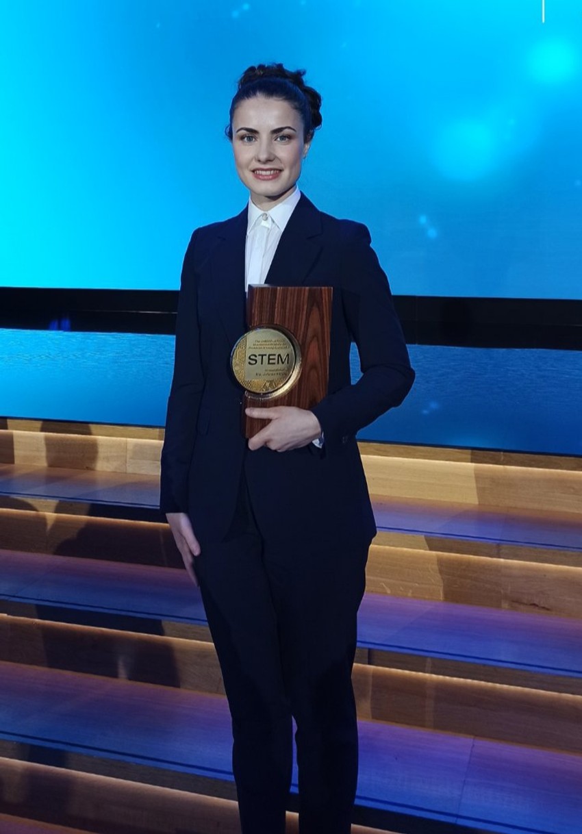 dr Jelena Vladić sa nagradom AI Fozen i UNESCO