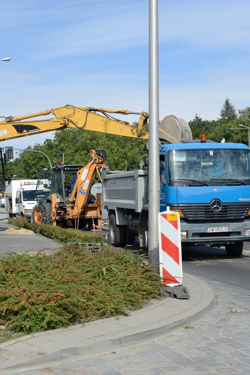 Robotnicy pracują przy naprawie awarii wodociągowej na ul. Lotniczej we Wrocławiu