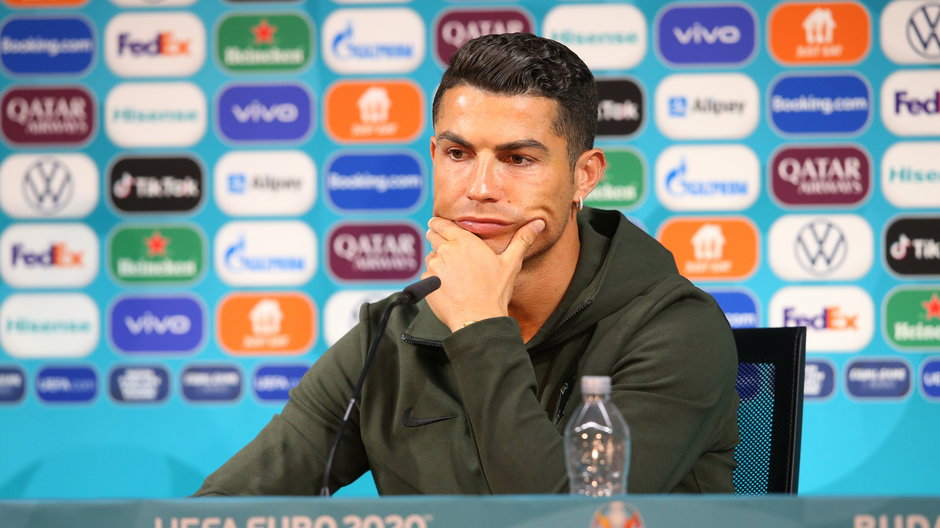Cristiano Ronaldo w trakcie słynnej konferencji prasowej