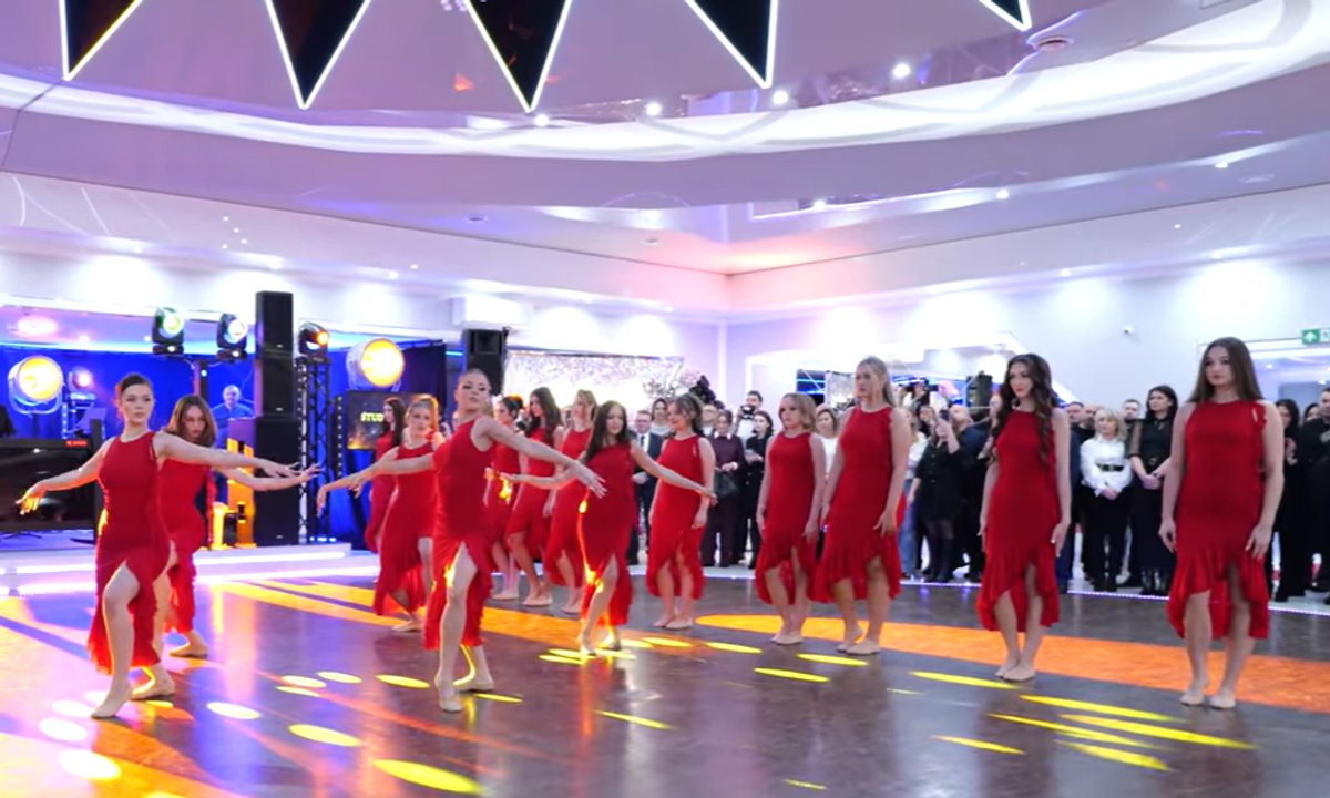 Nietypowy taniec na studniówce. Czegoś takiego jeszcze nie było [WIDEO]