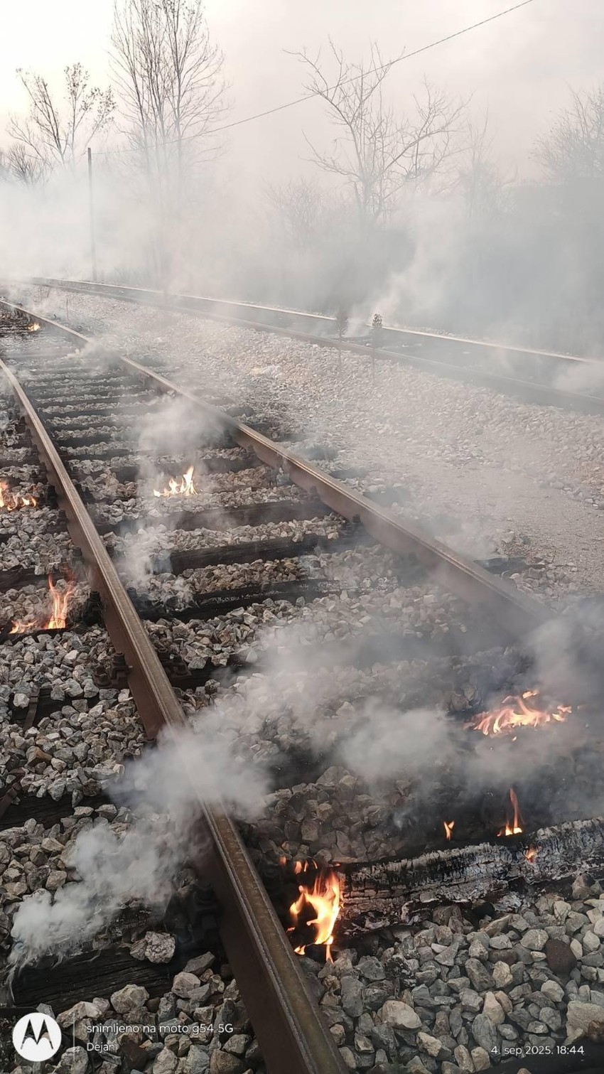 Požar kraj pruge u Brusniku