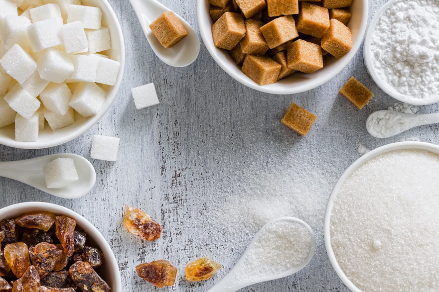 Zarówno cukier biały, jak i cukier brązowy składa się głównie z sacharozy