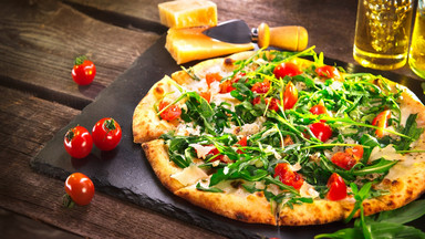 Pizza jak z włoskiej pizzerii – pieczona na kamieniu zaskoczy smakiem i chrupkością