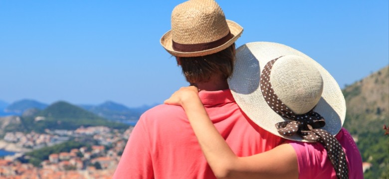 Orientuj się! Te zagraniczne zwyczaje randkowe warto znać - szczególnie podczas wakacyjnych wyjazdów...